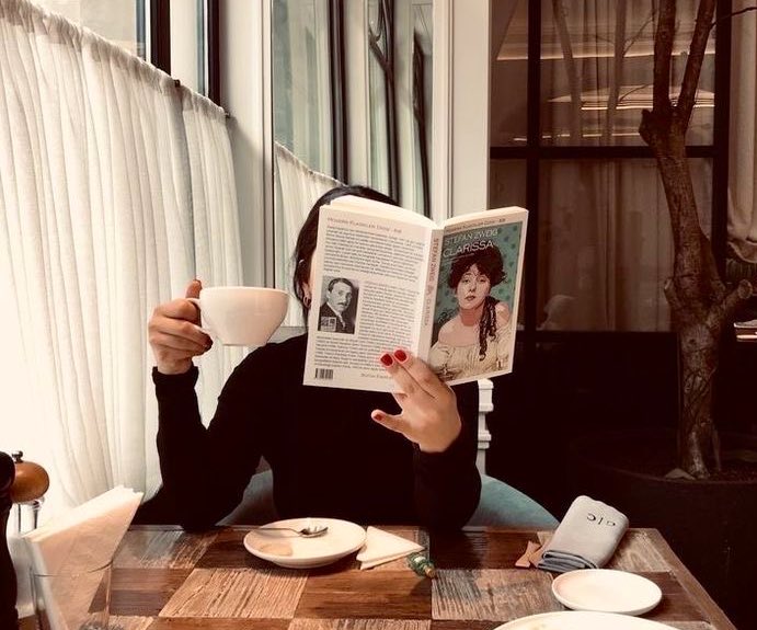 «La vida se siente mejor cuando hay libros y café».

#SaharaSanders ✍️