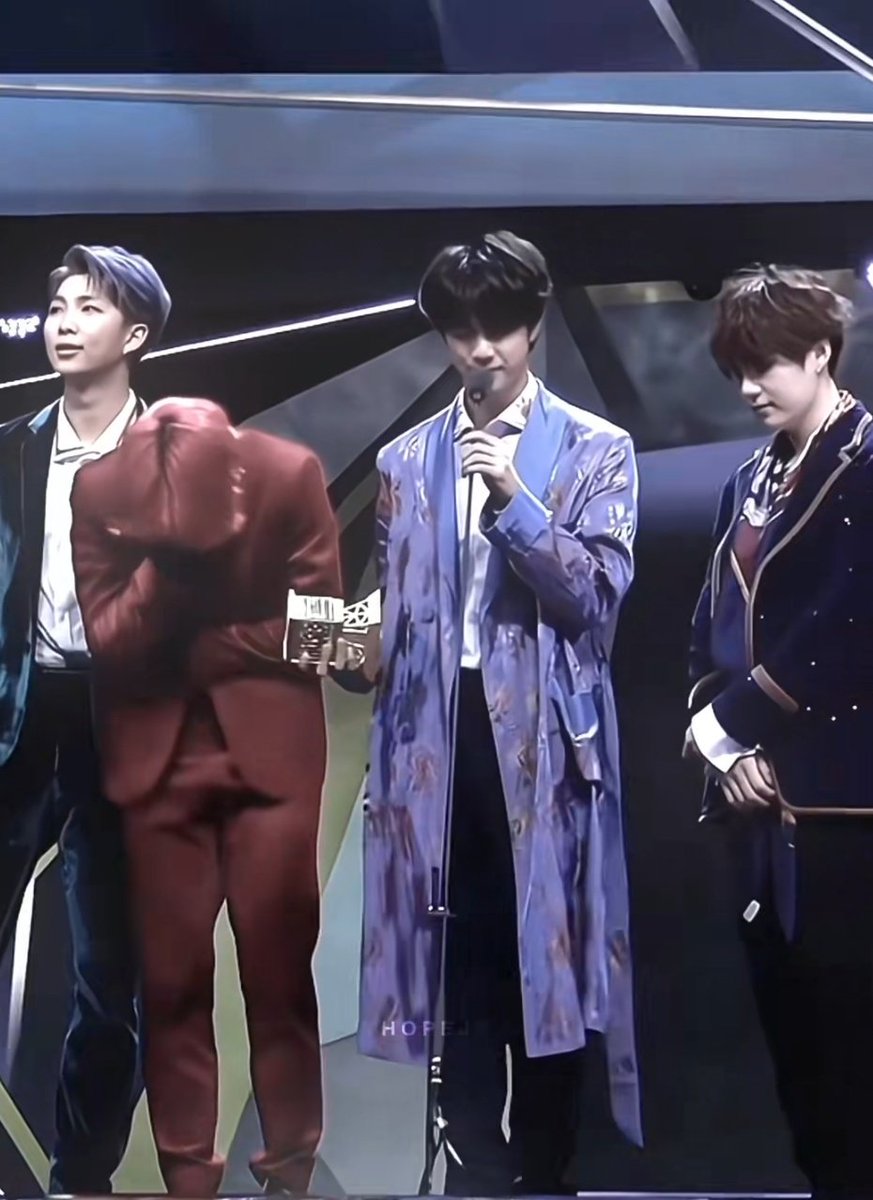 Hybe 이게 네가 말하는 가치 없는 8년이야? new jeans 데뷔 6개월 만에 따라잡은 8년이야. 나는 전정국과 BTS를 잘 대해야 한다고 말할 수 밖에 없어요. 그들 없이는 오늘의 hybe가 없을거예요. 물을 먹고 우물을 파는 사람을 잊지 말아요. 우리 아미는 계속 있을거예요.#JUNGKOOK #HYBE <a href="/bts_bighit/">BTS_official</a>