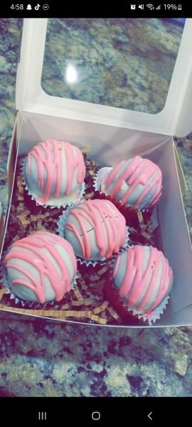 FatCheeToe1's tweet photo. Making some special Oreo Balls for Valentines Day!! #OREO #oreoballs #dessert #ValentinesDay #sweettooth https://t.co/J7KSPghwhd