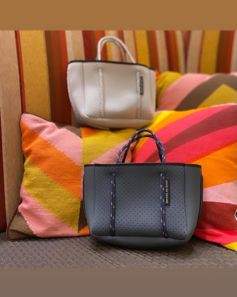 BARNEYS_JAPAN's tweet photo. 神戸店より: 2013年にオーストラリアで開始したハンドメイドバックブランド＜ステートオブエスケープ＞“ユニークかつエッジーで、美しくデザイン性のあるキャリーオールを作る"というコンセプトのもと、色鮮やかで印象的なバッグを展開しています！
#stateofescape
#ステートオブエスケープ https://t.co/st97Sj7U4i