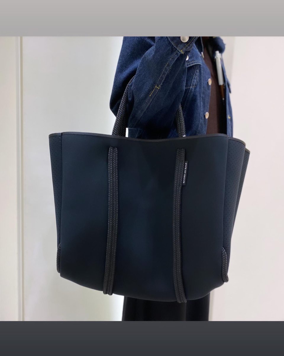 BARNEYS_JAPAN's tweet photo. 神戸店より: 2013年にオーストラリアで開始したハンドメイドバックブランド＜ステートオブエスケープ＞“ユニークかつエッジーで、美しくデザイン性のあるキャリーオールを作る"というコンセプトのもと、色鮮やかで印象的なバッグを展開しています！
#stateofescape
#ステートオブエスケープ https://t.co/st97Sj7U4i