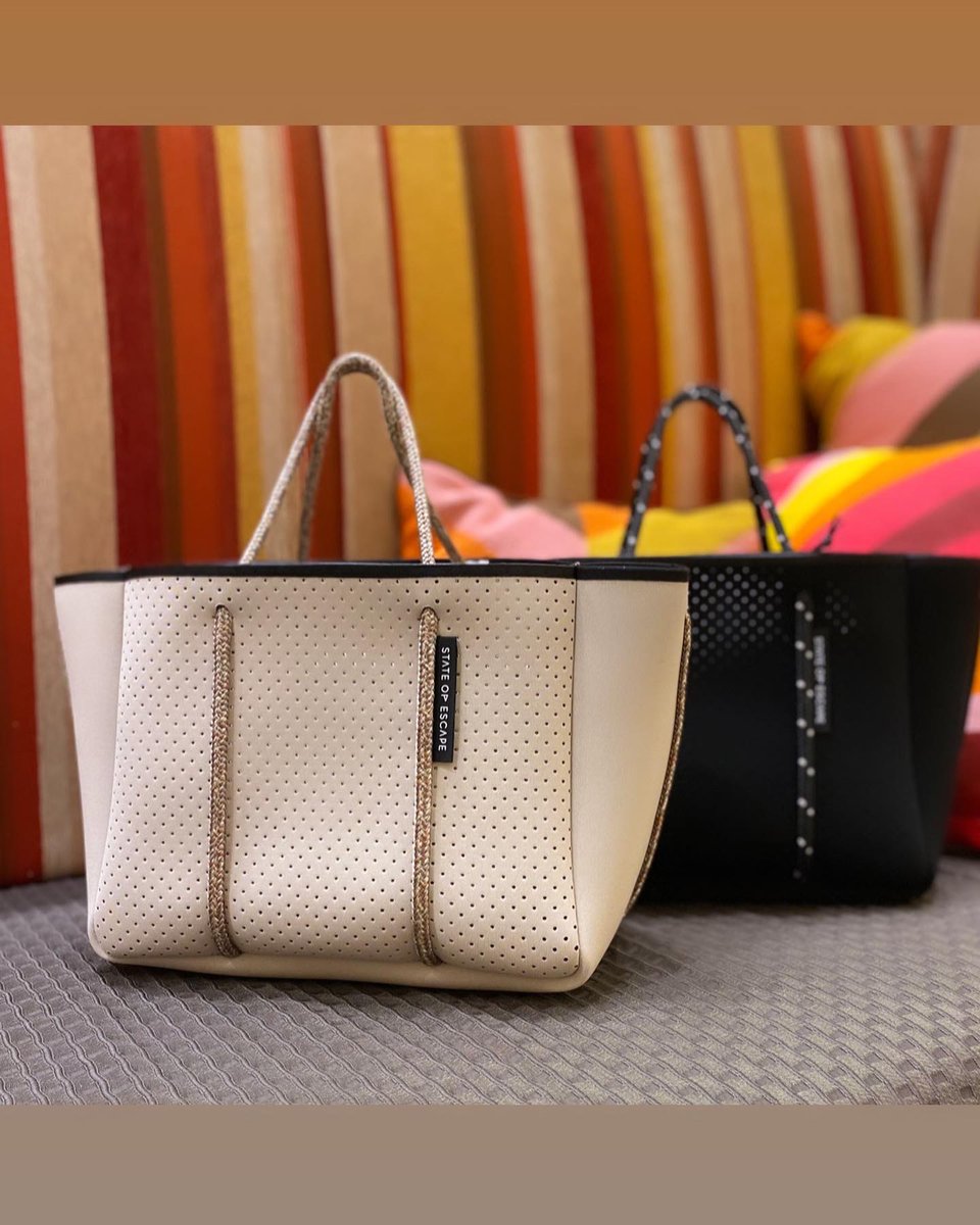 BARNEYS_JAPAN's tweet photo. 神戸店より: 2013年にオーストラリアで開始したハンドメイドバックブランド＜ステートオブエスケープ＞“ユニークかつエッジーで、美しくデザイン性のあるキャリーオールを作る"というコンセプトのもと、色鮮やかで印象的なバッグを展開しています！
#stateofescape
#ステートオブエスケープ https://t.co/st97Sj7U4i