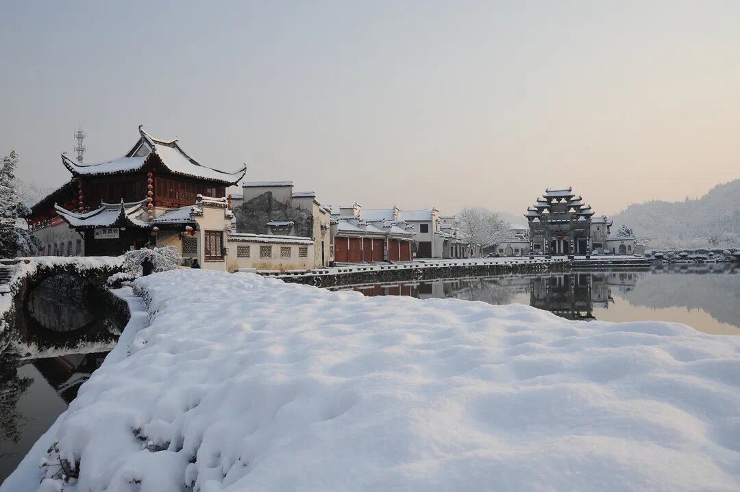 Anstronaut1's tweet photo. When the entire #Xidi village is covered by deep snow... 
#hianhui #huitravel #开放的安徽 https://t.co/peVWGdkpXk