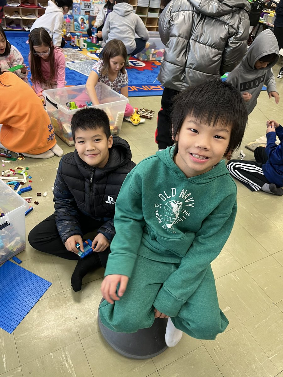MsGungorsClass's tweet photo. Happy Global Play Day! We had so much fun building forts, drawing with chalk and playing with legos, play doh, and board games! @SearingtownK5 https://t.co/IxyrsrfQtE