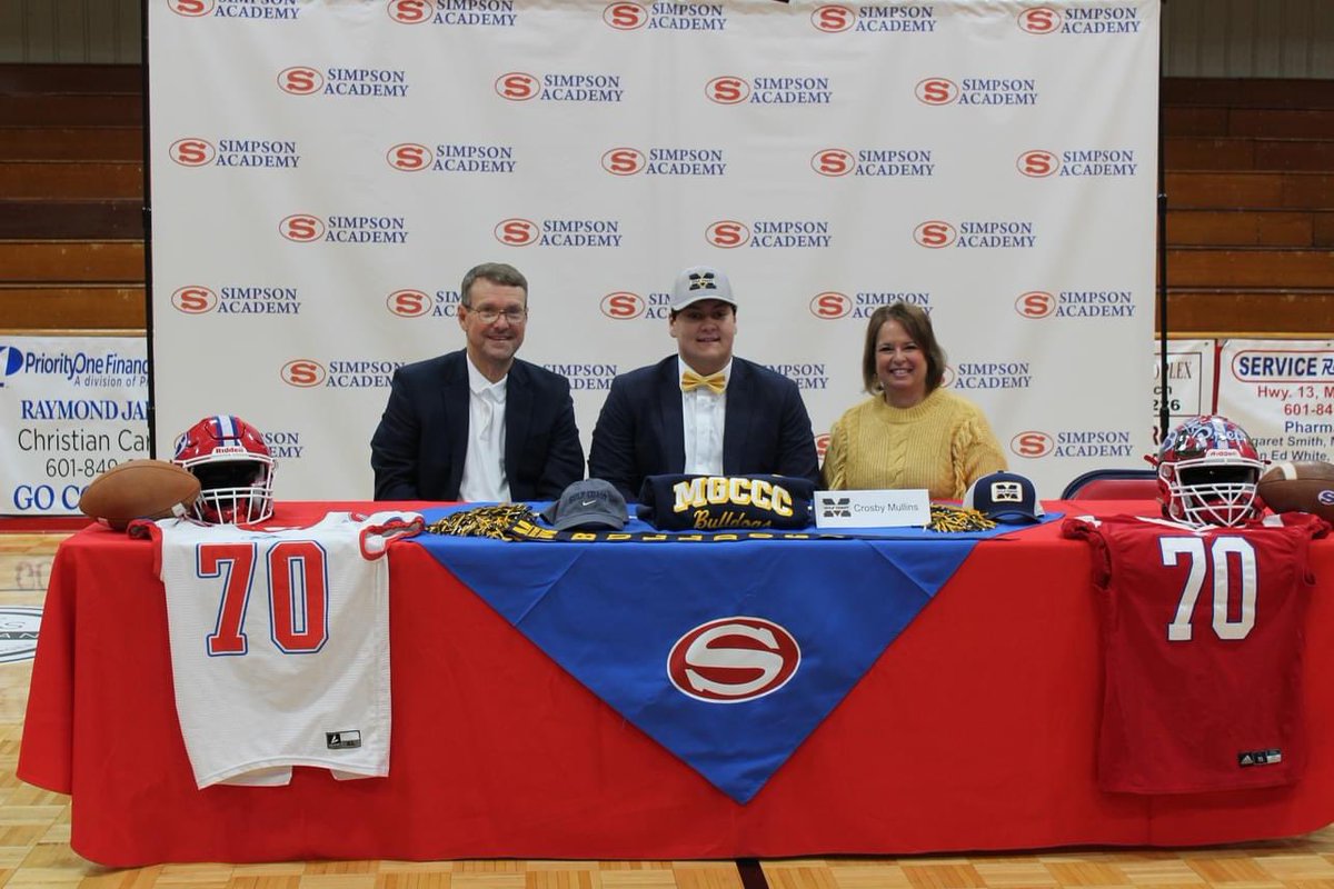 Crozm4's tweet photo. Made it official! ✍🏼 Go dawgs! @MGCCC_FOOTBALL @SCACougarSports @MattAdcock10 @CoachWrightPerk @EMcCray70 @Nick_Louvier1 @toddmangum https://t.co/LGUYJVVawj