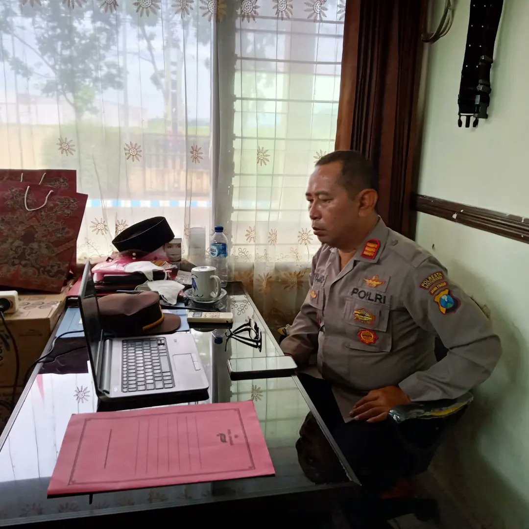 HumasSingojuru1's tweet photo. Kapolsek Singojuruh - Polresta Banyuwangi AKP ABDULLAH SYAJAD, S.H mengikuti giat Polri belajar secara daring melalui live streaming pada hari Kamis tanggal 2 Februari 2023 pkl 09.00 s.d selesai
#polribelajar
#sumbo https://t.co/n7nyuWjYSU