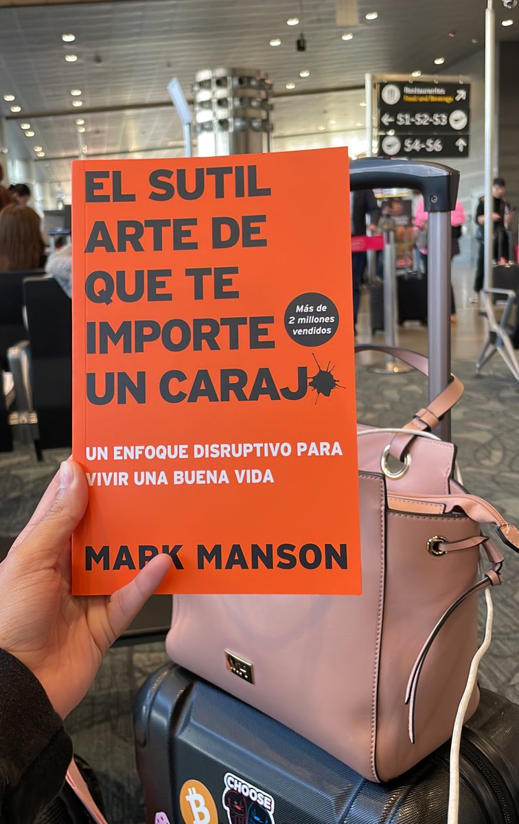Muchos no leen libros populares por qué piensan que están sobrevalorados pero,

Este no es uno de ellos.

Realmente cambió la forma en la veo la vida, por ello te cuento:

5 lecciones de EL SUTIL ARTE DE QUE TE IMPORTE UN CARAJO que cambiaran tu percepción de todo.

🧵Abro hilo