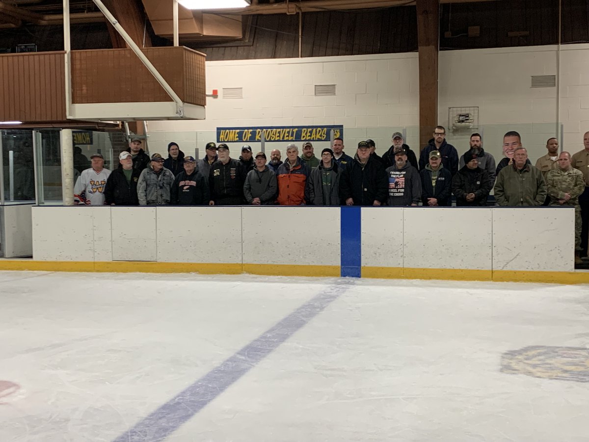 wpsathletics1's tweet photo. Wyandotte Roosevelt Hockey defeats SMCC 9-2. Goals by Kurc (3), Heskett (4) and Ballantyne lead the way.  Thank you to all veterans as they were honored at tonight's game.  Go Bears! https://t.co/zSGUvyibXF