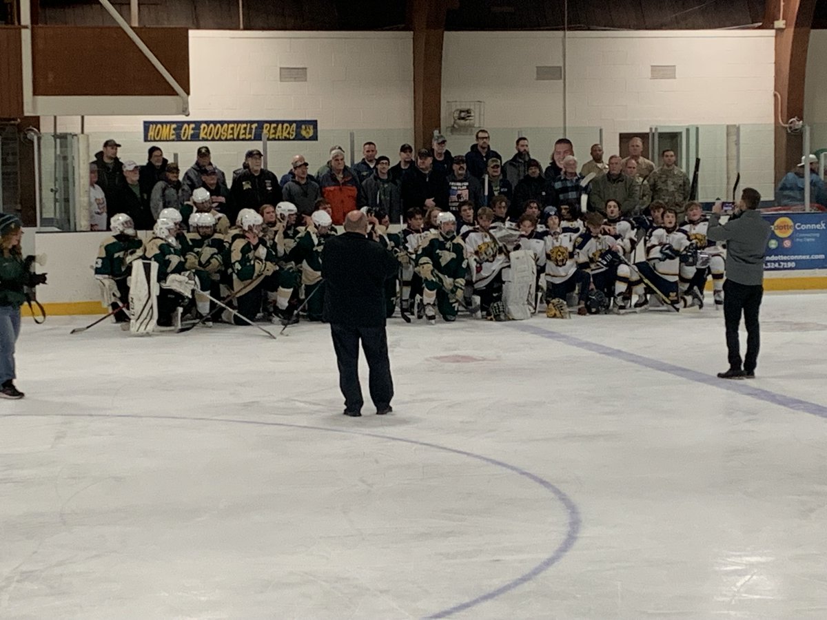 wpsathletics1's tweet photo. Wyandotte Roosevelt Hockey defeats SMCC 9-2. Goals by Kurc (3), Heskett (4) and Ballantyne lead the way.  Thank you to all veterans as they were honored at tonight's game.  Go Bears! https://t.co/zSGUvyibXF
