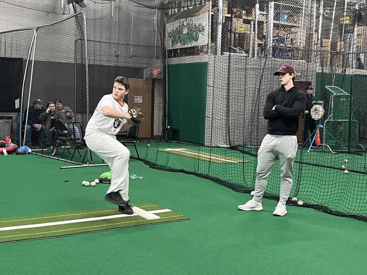 NoviHeat's tweet photo. A big thank you to former Novi Heat player @AndrewAbler12 for coming out to teach our 14U Novi Heat pitchers a few things tonight! #GoHeat #GiveBack https://t.co/bcV6oThTsC