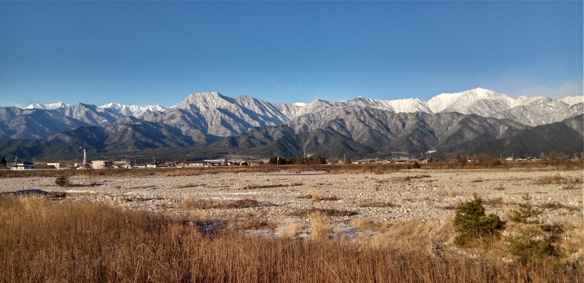 2月2日、朝日に輝く有明山、餓鬼岳が綺麗です。風は冷たいですが頑張ります。