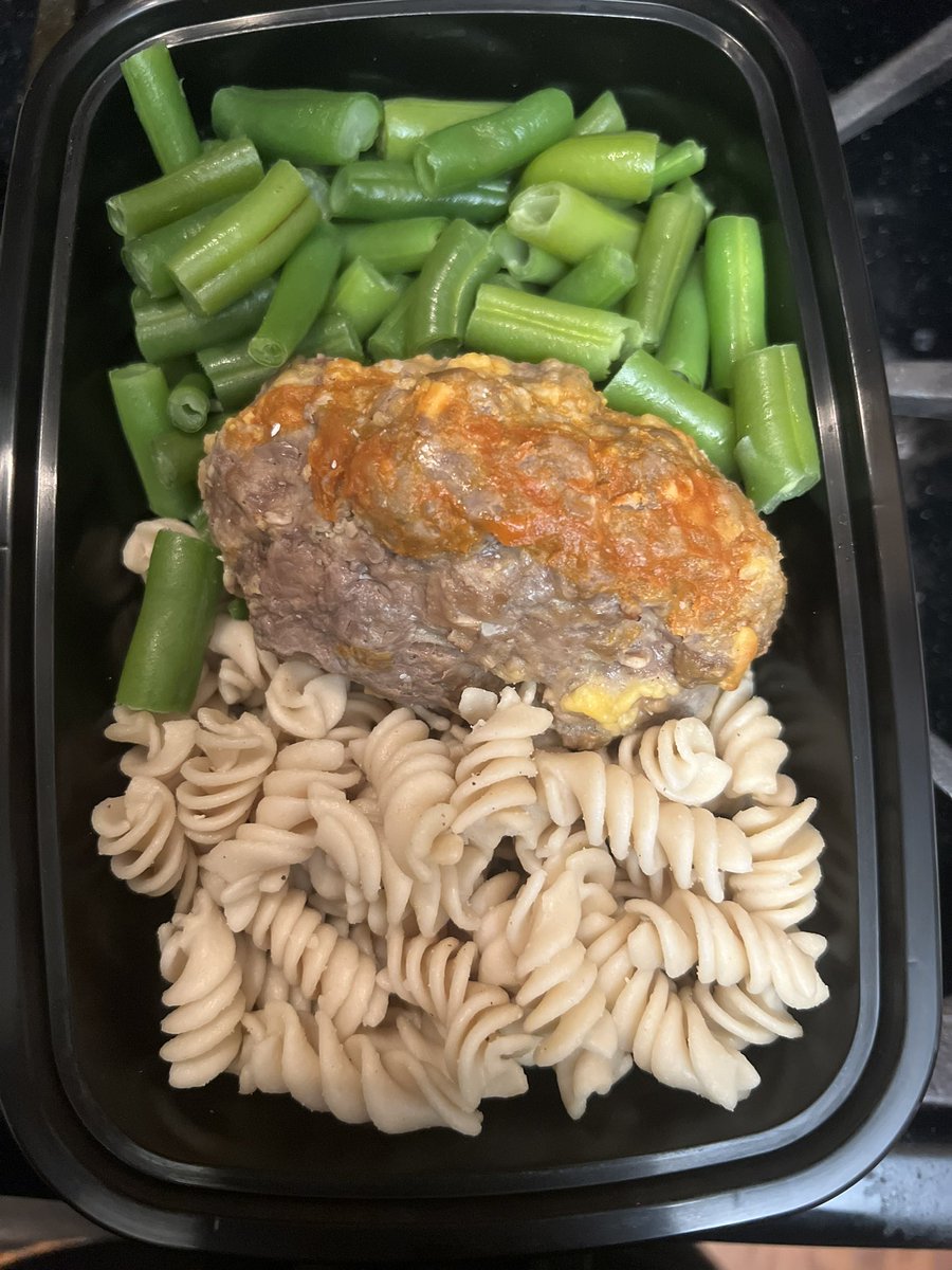 SuperLiz19's tweet photo. #YearofLife Day 31/365: We’ve been eating these healthy meals from a local meal prep business for 2 weeks. It has been amazing to not have to grocery shop, plan meals, cook, or do dishes. They’re tasty and I’ve lost 2 pounds. I’m proud of the progress we’re making on our goals. https://t.co/9tLERNPY0U