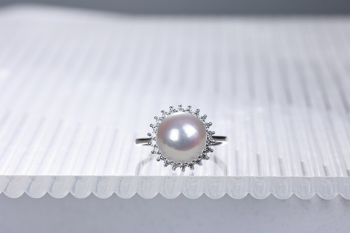 One-of-a-kind pearl ring, dedicated to the unique you

#whitevictoria #pearl #pearllover #pearladdict #pearljewelry #seawaterpearl #diamond #jewelry #finejewellry #everydayjewelry #pearlearrings #southseapearl