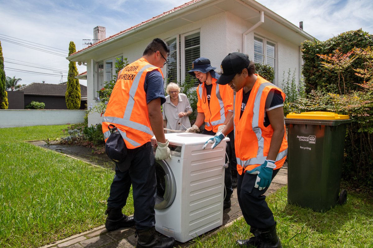 NEWS📢Today, @NZNavy and @NZAirForce teams have been in Auckland communities helping with relocations, waste removal and more. Crew on a Seasprite helicopter took Emergency Management staff on a recon flight over areas of Auckland yesterday. ➡️nzdf.mil.nz/nzdf-ready-to-… #Force4NZ