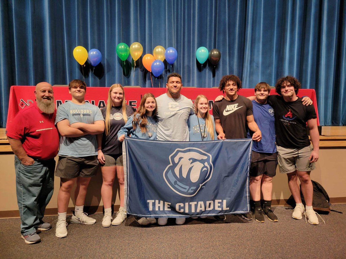 HamletNRod75's tweet photo. Blessed to be in this position!!!
Can’t wait to get ready to work! 
#COMMITTED #GoDogs ⚪️🔵
@CitadelFootball @ManateeFB 
@JacquezGreen @coachgug 
@CoachPCovington @KoachDrayton https://t.co/L3z8HTSRn7