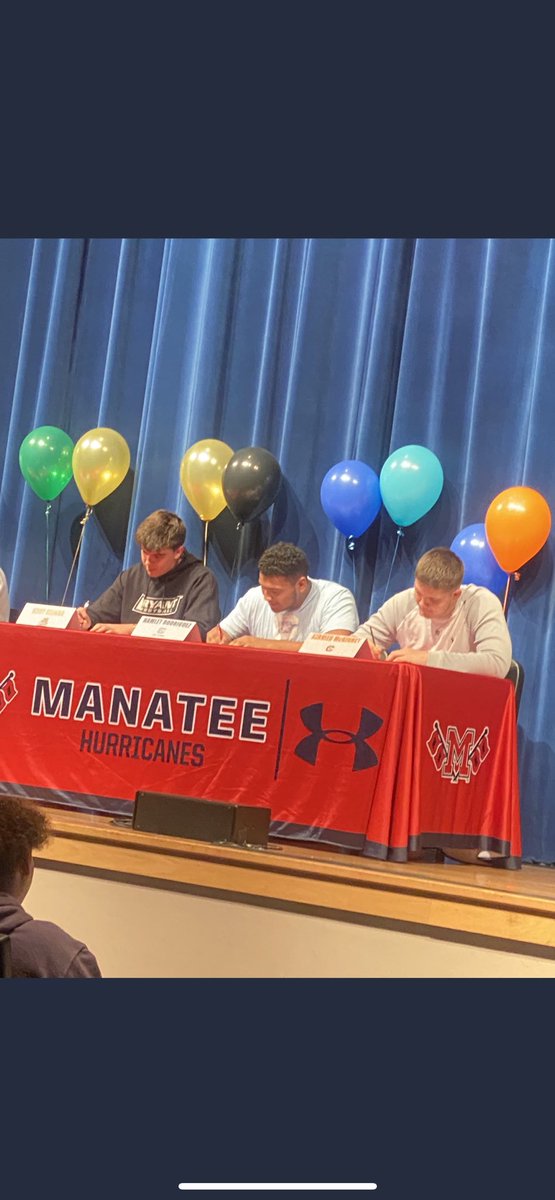 HamletNRod75's tweet photo. Blessed to be in this position!!!
Can’t wait to get ready to work! 
#COMMITTED #GoDogs ⚪️🔵
@CitadelFootball @ManateeFB 
@JacquezGreen @coachgug 
@CoachPCovington @KoachDrayton https://t.co/L3z8HTSRn7