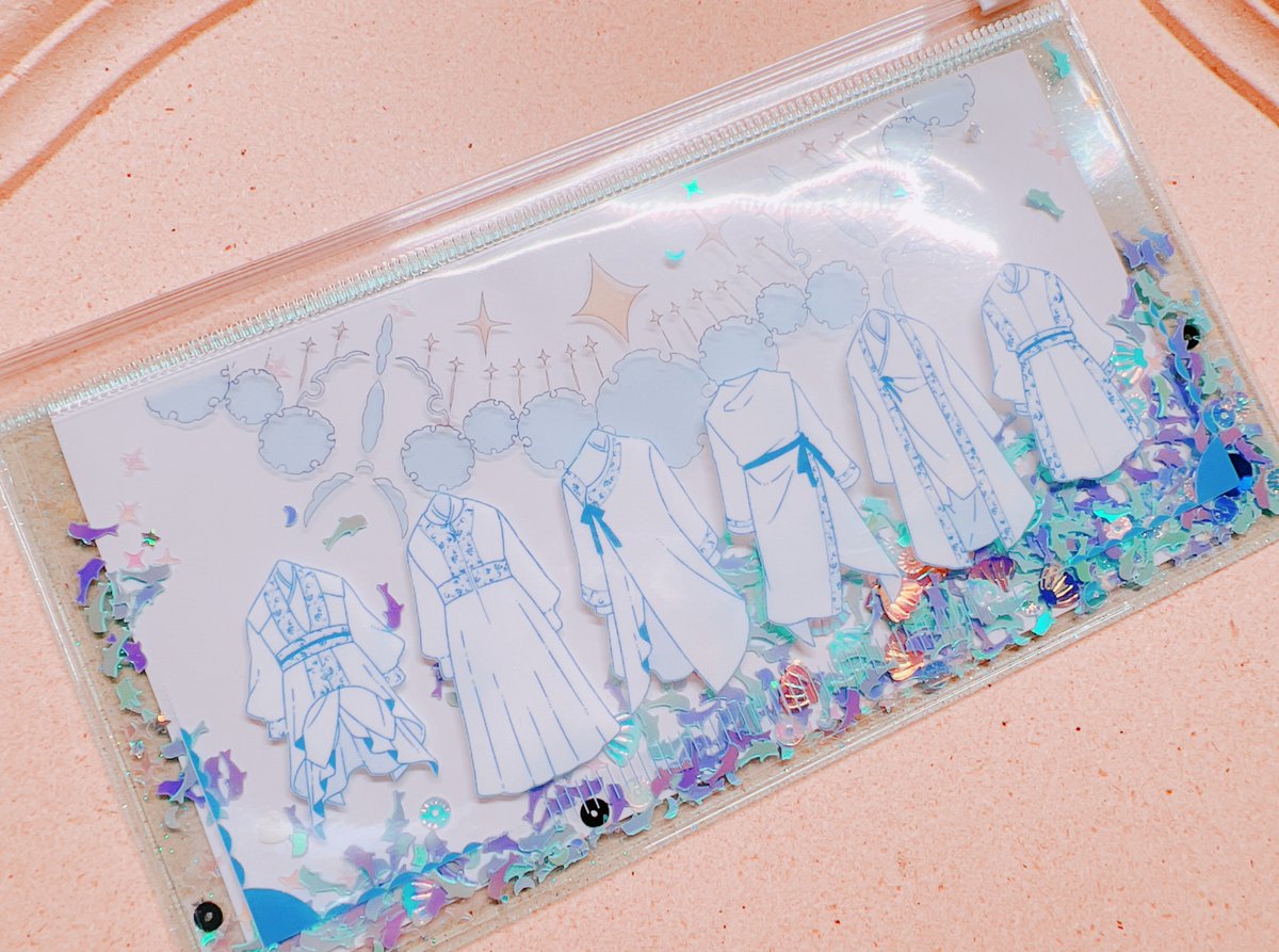 swooooon's tweet photo. 月下美人のTheatre衣装が好きすぎて何かグッズ欲しいと思って試作
背面ラメPVCで、衣装部分に白打ちしてるから物を入れても見える
もっとデフォルメしても良かったけど衣装が好きだからこれ以上は意味ないし🤔
グリッター青系これしかなくて謎にマリン系w青いお花のグリッターが欲しい… https://t.co/NTLBYv9x0Y