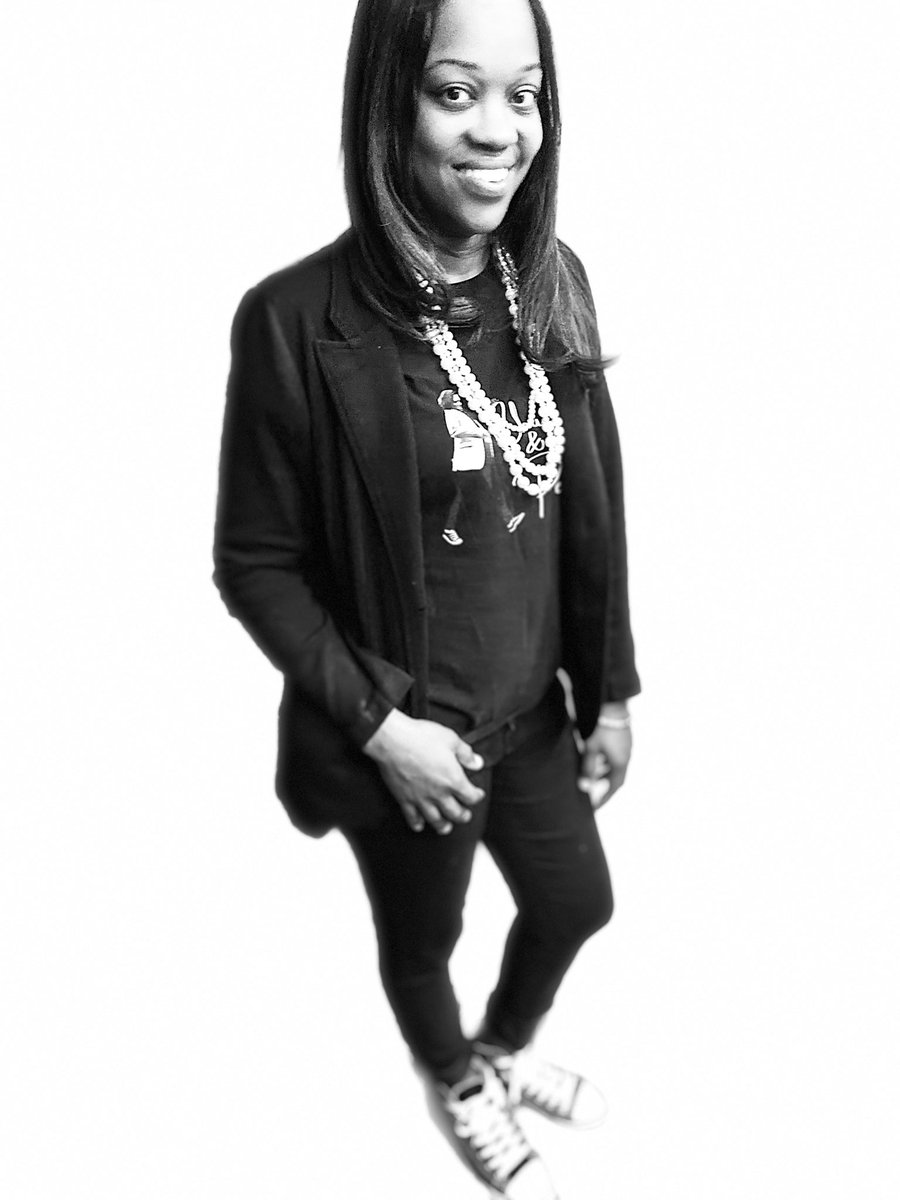 MsCBronner's tweet photo. Kamala Harris chucks and pearls day. 🥰🥰🥰 #bhm #BlackHistoryMonth #KamalaHarris #first #AfricanAmerican #vicepresident https://t.co/xOgQuwTrnY