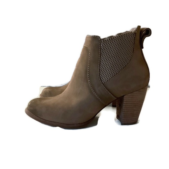 radiance1992's tweet photo. So good I had to share! Check out all the items I'm loving on @Poshmarkapp #poshmark #fashion #style #shopmycloset #ugg: https://t.co/2YlqO6ihYk https://t.co/CbdRg1hVmR