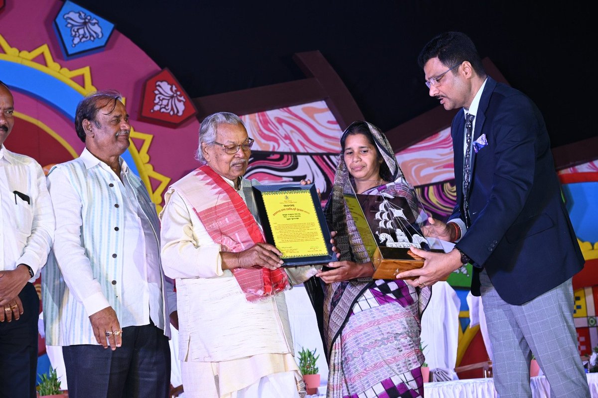 HTH_Odisha's tweet photo. Inauguration of 17th #ToshaliNationalCraftsMela with a special message from Hon'ble @CMO_Odisha in presence of Hon'ble Minister, HT&amp; H @Rita_bjd,  Minister, Science &amp; technology @Ashokpandabbsr, Sri Anant N. Jena @bbsrcentralmla &amp; senior officials, HT&amp;H Dept., at Janata Maidan. https://t.co/1JX80yOKzj