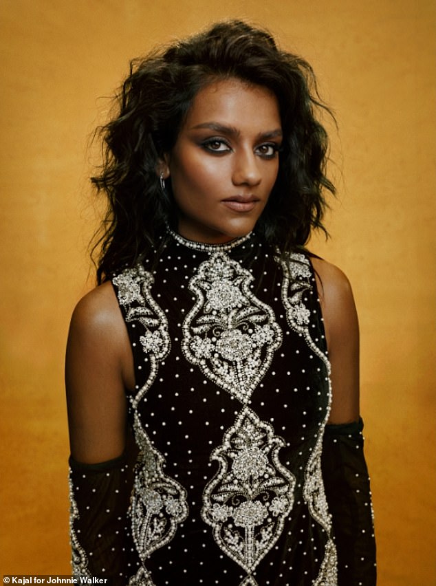SimoneAshleyBR's tweet photo. 📸 Simone Ashley fotografada para Johnnie Walker x Diet Paratha. https://t.co/3b8cgNFddT