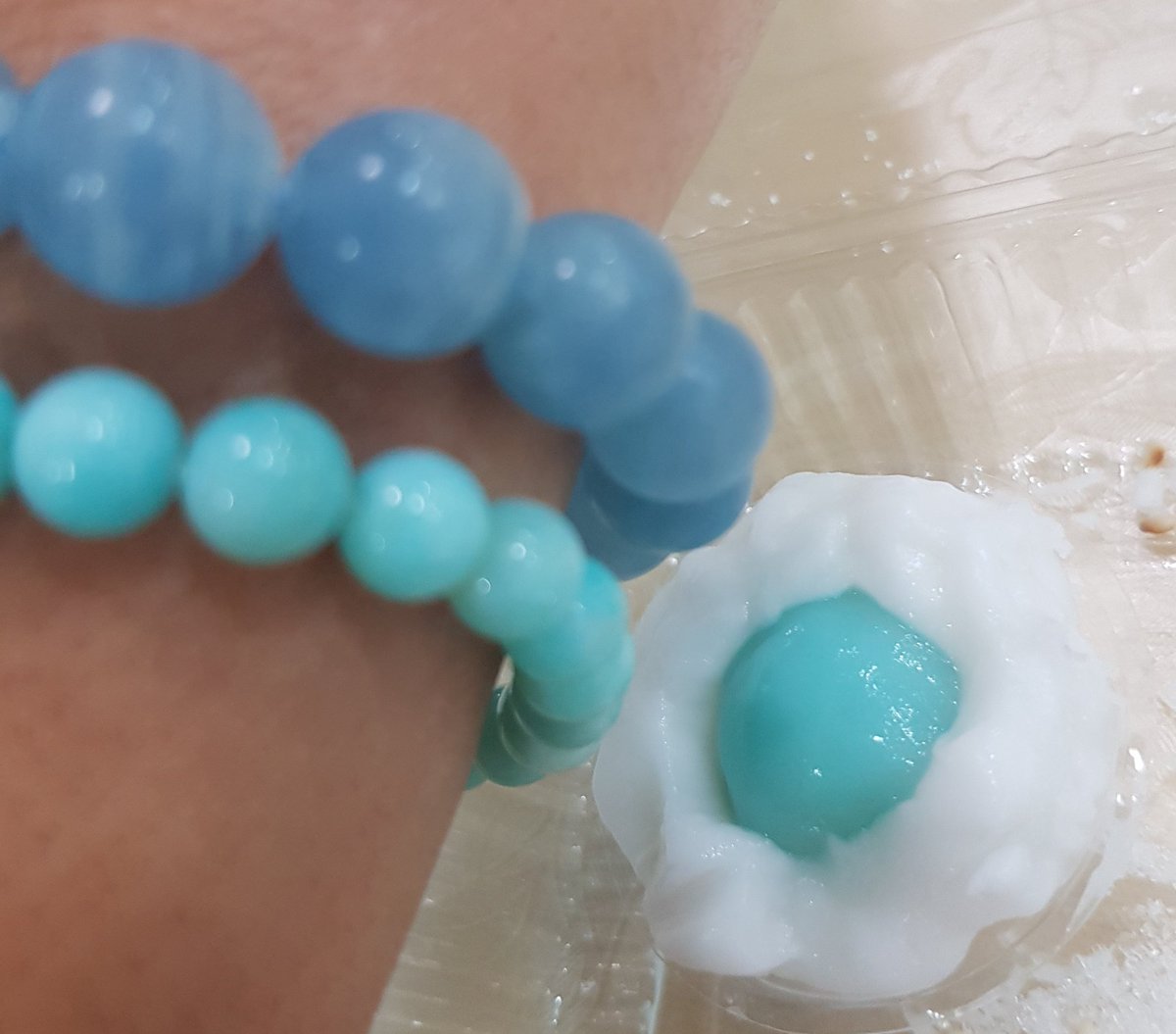 anyaprakad's tweet photo. สีเดียวกันเลย
 ขนมใส่ไส้ กับน้องอะมาโซไนท์
#mystone https://t.co/oLFL5fZahp