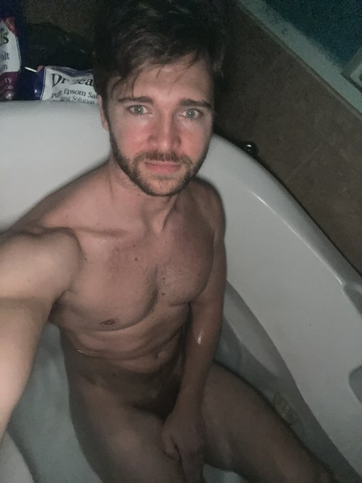 The whiskey got me feelin frisky 😜 🥃 https://t.co/homtrmdIA2