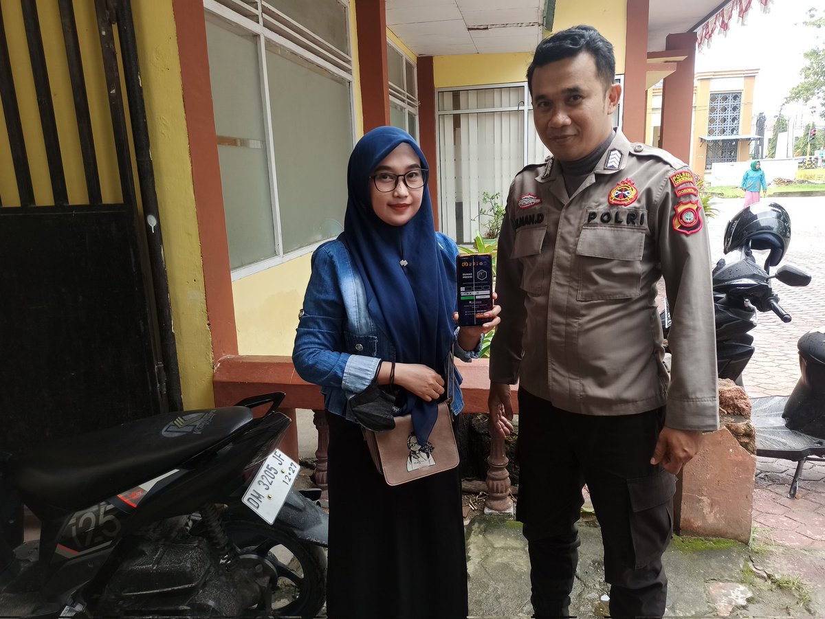 DomiliUlman's tweet photo. pada hari Kamis, Tanggal 02 Februari 2023, bhabinkamtibmas Kel. Tanggikiki Kec. Sipatana, melaksanakan edukasi penggunaan aplikasi dumas presisi dengan menggunakan smartphone.  

@temanpolisi
@divisihumaspolri 
@polisi_indonesia
@tribratanewsgorontalo 
@polisiindonesia https://t.co/toJyIh9MB6