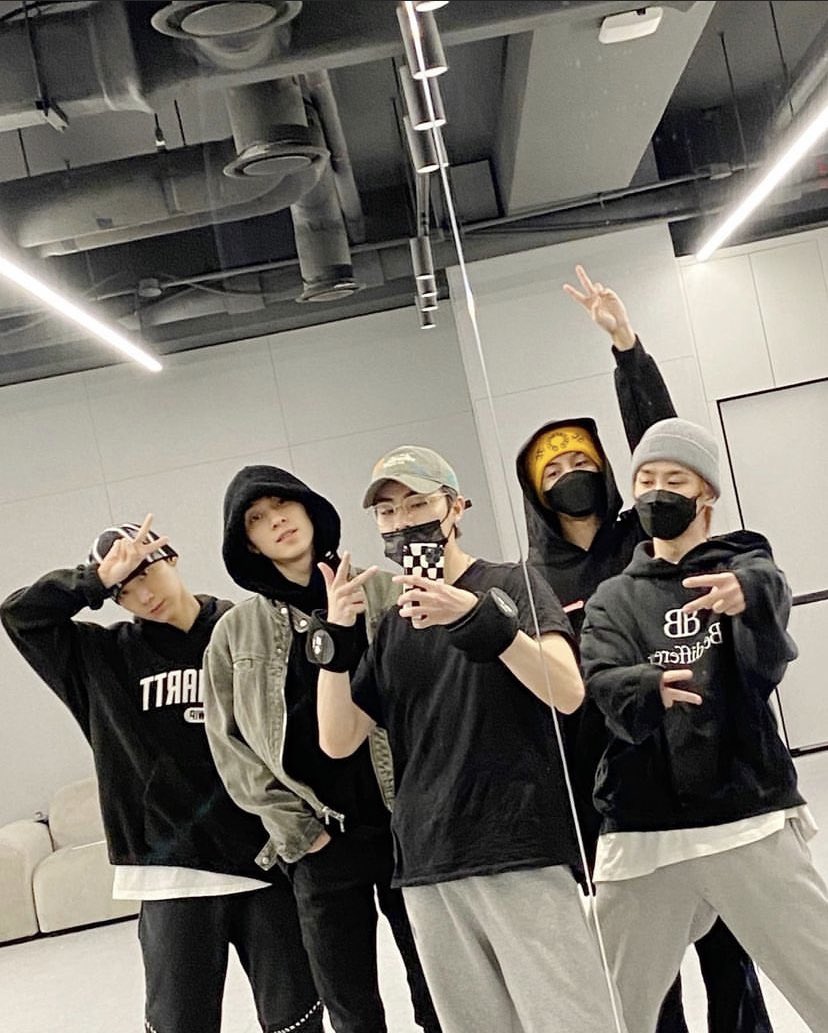 rnie_f's tweet photo. AMO mucho a WayV por soportar tanto y seguir sonriendo así. Los apoyo cuando son 7, cuando son 6, cuando son 5 e incluso cuando solo aparecen 4 en un live. Los amo a cada uno de ellos. 7 vatos que me tienen llorando.
P.D. toy sentimental.
#LUCAS #WayV #WayVis7 @WayV_official https://t.co/jtWROsgRWS