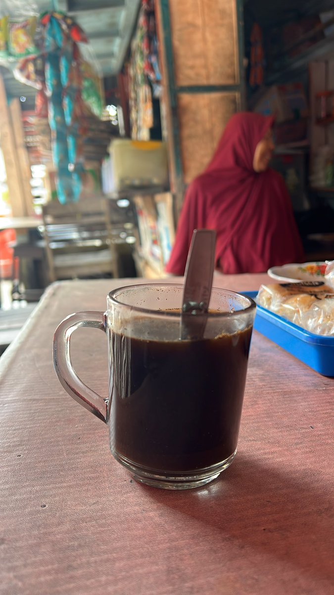 Ini Kopinya Ajia. Tepatnya dibelakang kantor Polrestabes Makassar di Jl. Serui. Kopi ini katanya biar ditinggal berapa jam tidak akan berubah warnanya, tetap jadi hitam. Tapi ada yang kurang karena tidak adaki pemanisnya <a href="/suldgkulle/">DgKulleRG_PSM</a> komandanku