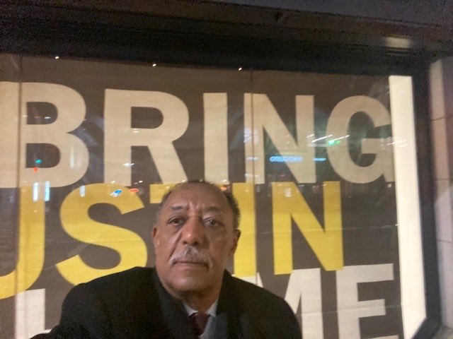 ⁦Mesfin Mekonen, 50 years ago he came to work ⁦<a href="/PressClubDC/">National Press Club</a>⁩ tonight after his shift he takes a selfie at the #BringAustinHome banner on F Street. Calling on ⁦<a href="/jakejsullivan/">Jake Sullivan</a>⁩ to make contact with Syria and #FreeAustinTice. Good man!