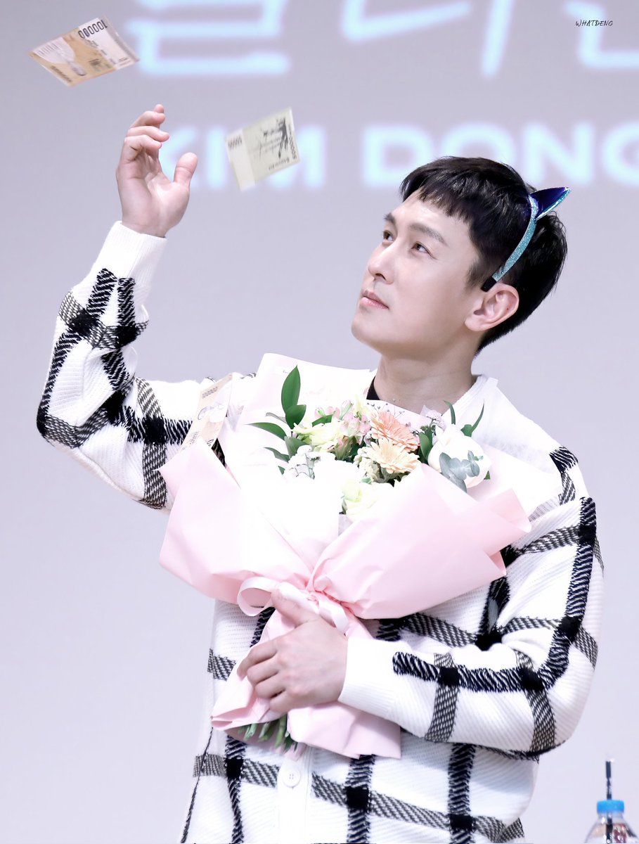 WHATDENG's tweet photo. 230129 #김동완 LER 팬사인회

강아지도 됐다가 돈뿌리는 부자고양이도 되기 https://t.co/qVwHQHaHPI