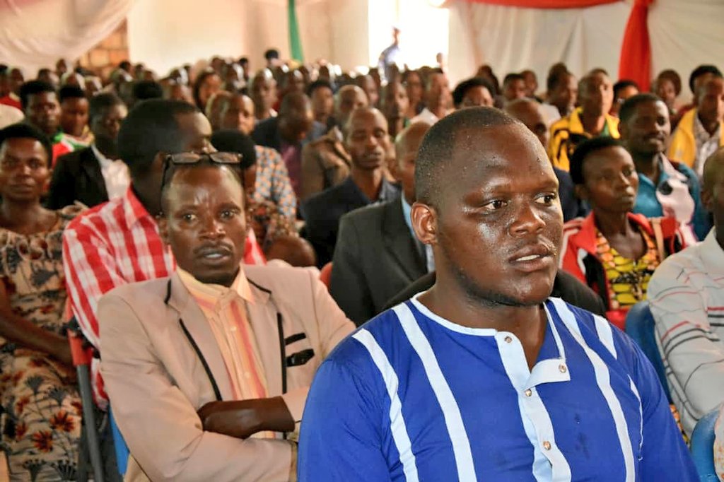 UbumweHebdo's tweet photo. 2.Gervais Ndirakobuca asaba aba nya Rutana hamwe n'abarundi muri rusangi kubungabunga igihugu kigume ari ic'amata n'ubuki nk'uko ba sokuru bakibaraze. Indongozi nazo akazisaba gutunganiriza abenegihugu ataco zisavye kuko zihari kugira zibumvirize zongere zibatunganirize https://t.co/OfyzdlAHeI