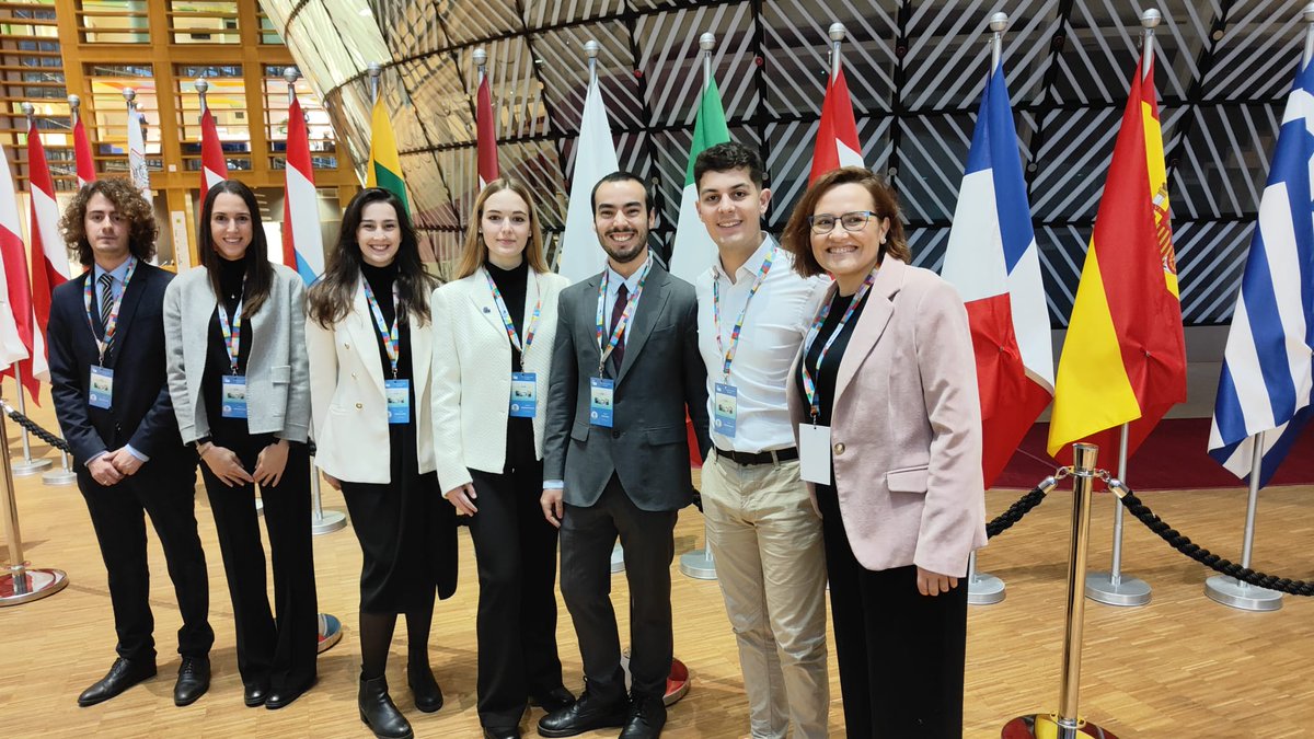 CrueUniversidad's tweet photo. 📣Este es el equipo de España, seleccionado por #Crue 🇪🇸 , que participa este jueves y viernes en Bruselas en #ConSIMium, una simulación de @EUCouncil en la que 162 universitari@s se ponen en la piel de dirigentes y viven las negociaciones entre países de la UE👇Sigue hilo https://t.co/UPnv954PUg