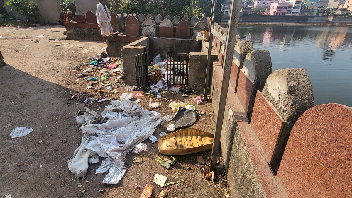 Debasis63665684's tweet photo. Waste and litters lying around Indradyumna Sarovar near @SJTA_Puri Shree Jagannath Temple. Folks performing last rites facing trouble. Very unhygienic ! Request @MrPuriofficial
@samarth_verma @Puri_Official @MoSarkar5T @CMO_Odisha to please take action https://t.co/KgmdFOIiHZ