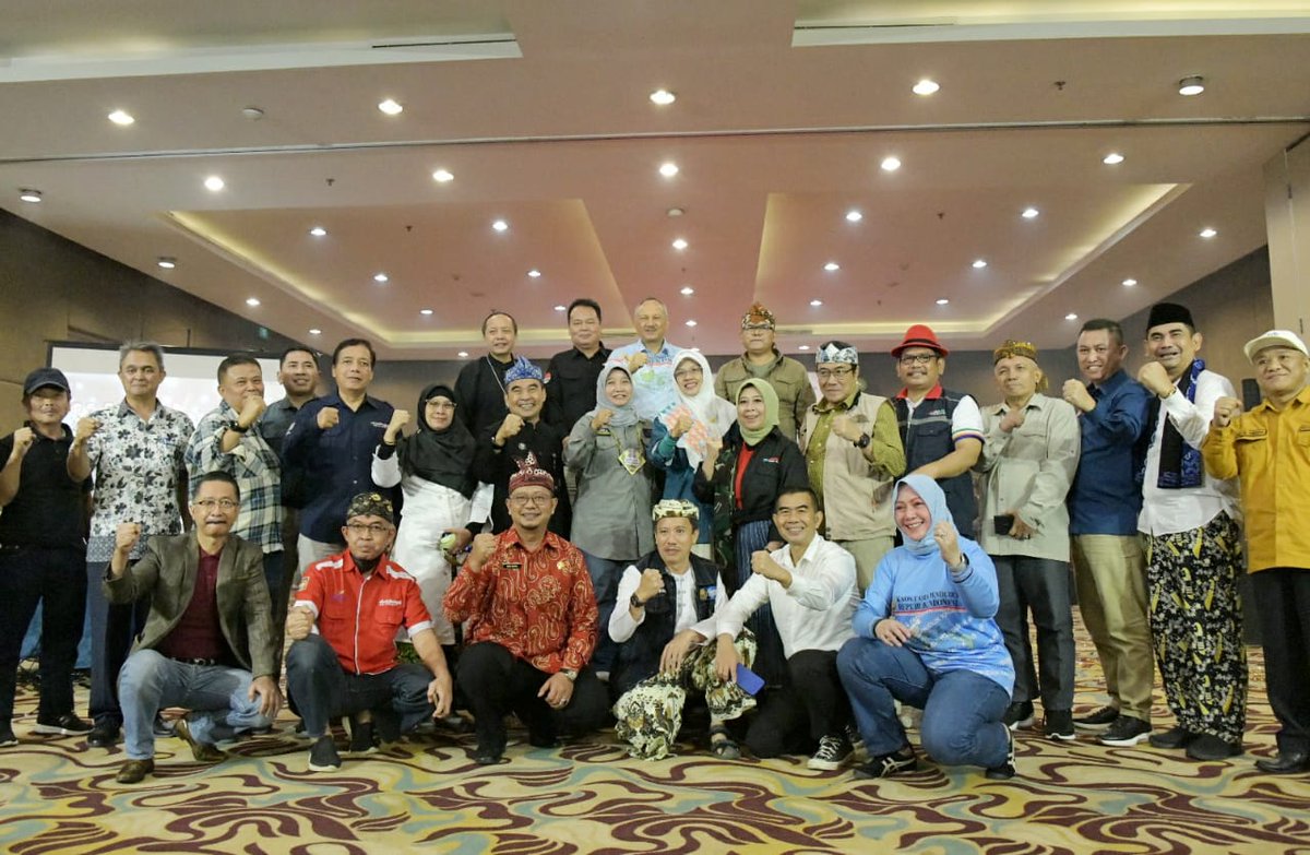 Sekda Jabar <a href="/SWangsaatmaja/">S Wangsaatmaja</a> membuka Town Hall Meeting Dinas Kependudukan dan Pencatatan Sipil (Disdukcapil) Provinsi Jawa Barat di Hotel Haris Festival City Link Kota Bandung Kamis (2/2/23).

Cc : <a href="/dukcapiljabar/">Disdukcapil Jabar</a> 

📸: Denny F / © Biro Adpim Jabar
#JawaBarat #AdpimJabar #JabarJuara