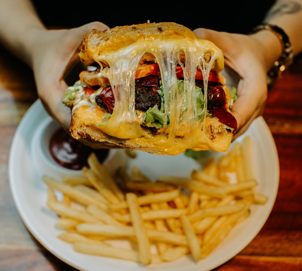 ChefAmpeed's tweet image. Monster bite!! 👹 #grilledcheese #burgers