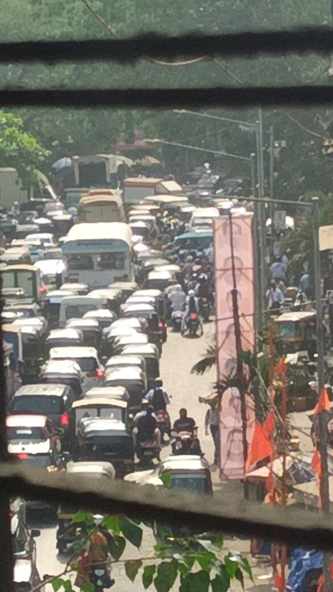 nayananb's tweet photo. Wen you lack the sense to follow the basic rules of traffic ... When will we learn lane discipline .. motorist and vehicles blocking the incoming traffic.... https://t.co/okws8oXkhn
