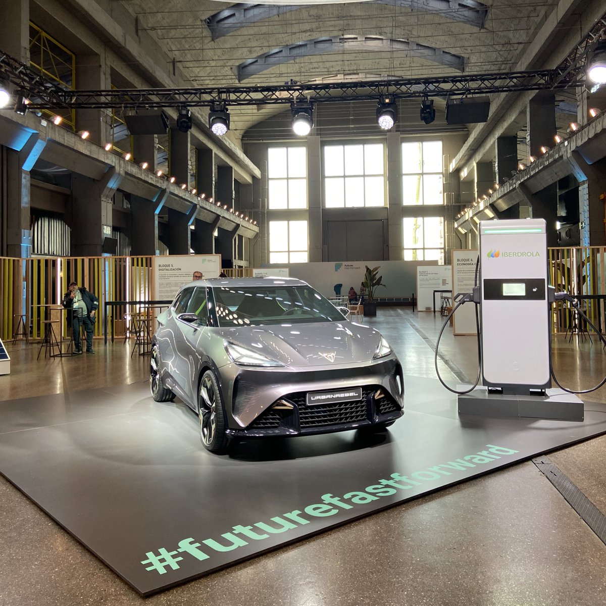 LaNaveMadrid's tweet image. 🔝🔋🚙 Comienzan a llegar los invitados a la presentación de #FutureFastForward de @FutureFF. 

¡Bienvenidos a La Nave! #LaNaveConecta