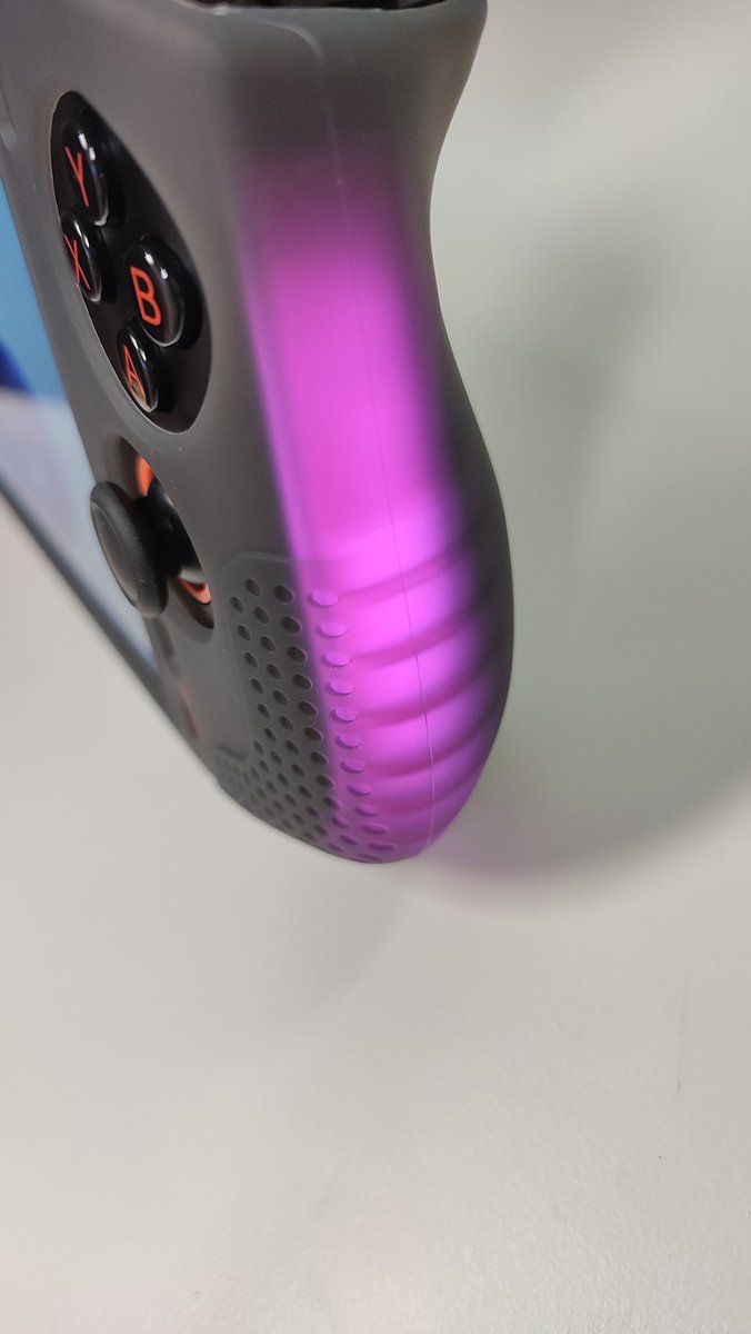 HIGH_BEAM_jp's tweet photo. #ONEXPLAYERmini にシリコンカバーを装着してみました✨
Ryzen7 6800Uは横が光るので透けて見えますね☺️
カバーにリングが付いているので、ストッパーやスタンドにもなります。
残念ながら、ドッキングステーションは使用出来ませんでした😢
#ハイビーム #ONEXPLAYER #UMPC https://t.co/s2LFBllR3l
