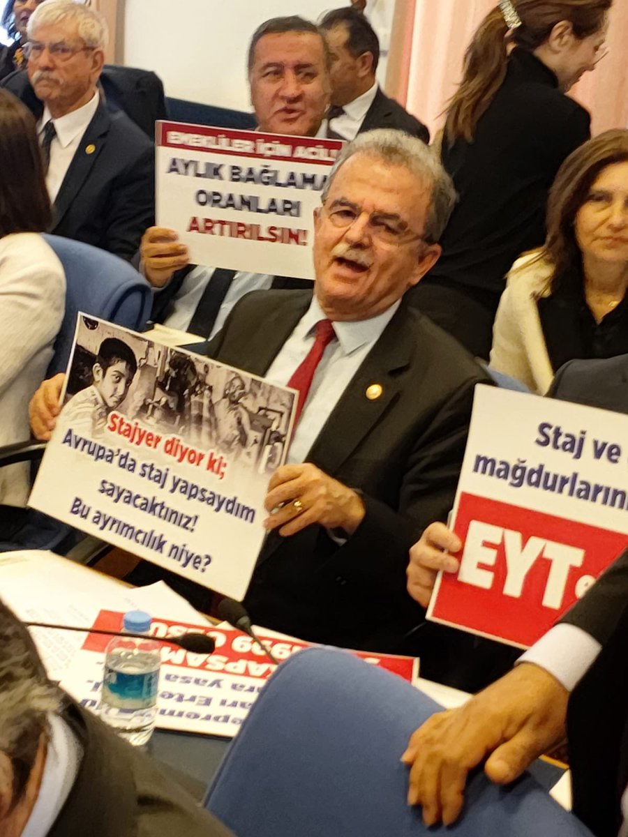 sgirgin48tbmm's tweet photo. Plan ve Bütçe Komisyonunda #EYT görüşmeleri başladı. EYT’lilerin örgütlü mücadelesi ve Genel Başkanımız Sayın Kemal Kılıçdaroğlu’nun ısrarla dile getirmesi sonucu, EYT teklifi nihayet Meclis’e geldi ama eksik geldi.
Arkalarında yeni mağdurlar yaratmadan yapabildikleri bir iş yok! https://t.co/dZwQfM2uQx