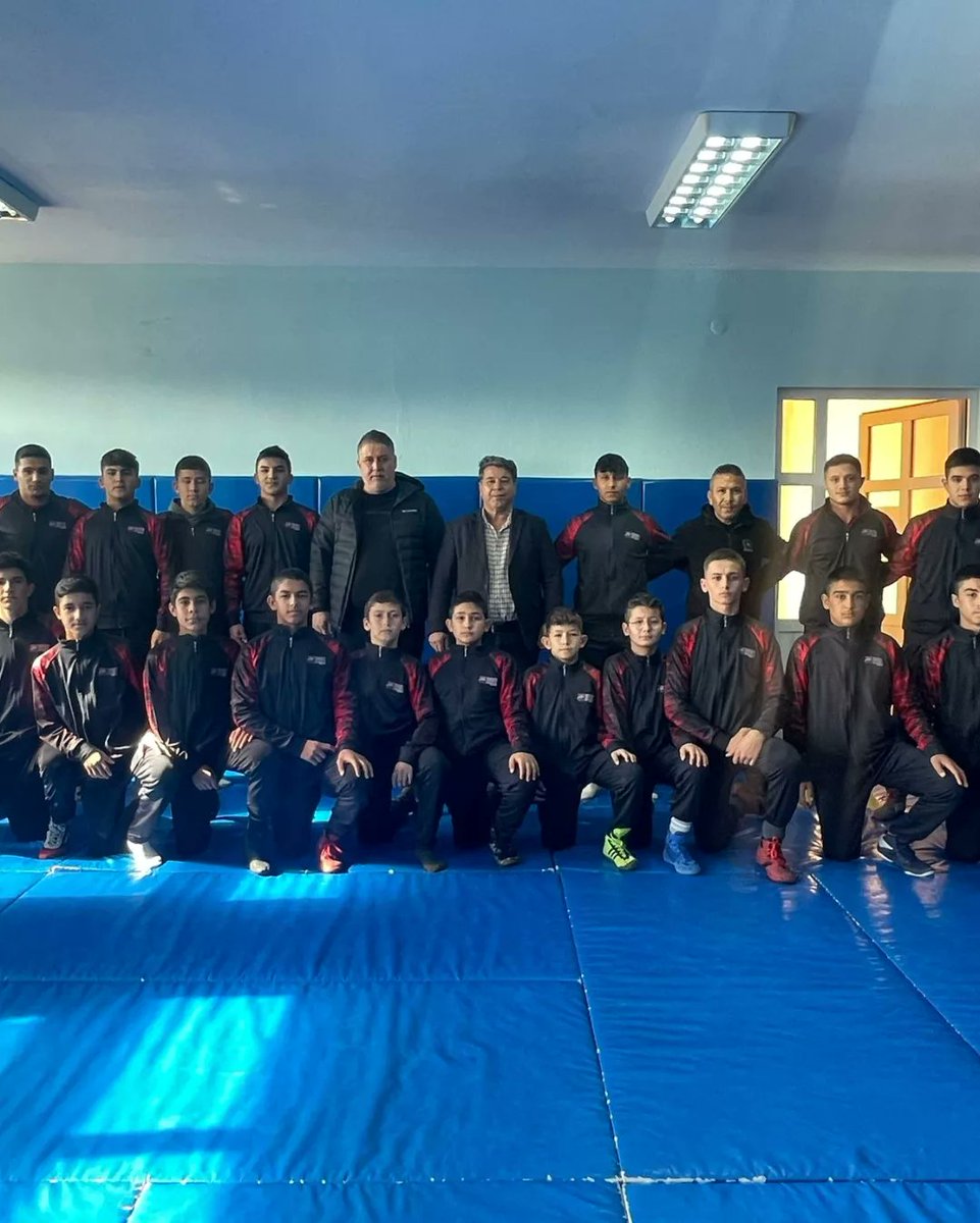 EROLKOCA1's tweet photo. Kumluca Demir Spor Güreş Takımına sponsor olarak, Eşofman takımı yaptıran  iş adamı sayın Emrah ERDOĞAN, a çok Güreş Sporununa yapmış olduğu desteklerinden dolayı teşekkür ederim. @kasapoglu @GSB_Antalya @atayuslu @YGrhan @ibrhmturkis @TGGFederasyonu @sereferoglu46 @TRguresFed https://t.co/G91pYrnMll