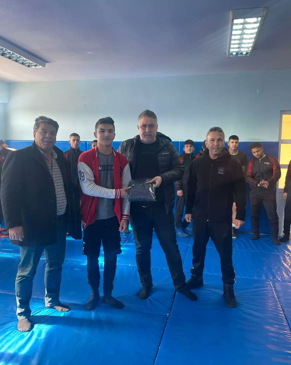 EROLKOCA1's tweet photo. Kumluca Demir Spor Güreş Takımına sponsor olarak, Eşofman takımı yaptıran  iş adamı sayın Emrah ERDOĞAN, a çok Güreş Sporununa yapmış olduğu desteklerinden dolayı teşekkür ederim. @kasapoglu @GSB_Antalya @atayuslu @YGrhan @ibrhmturkis @TGGFederasyonu @sereferoglu46 @TRguresFed https://t.co/G91pYrnMll