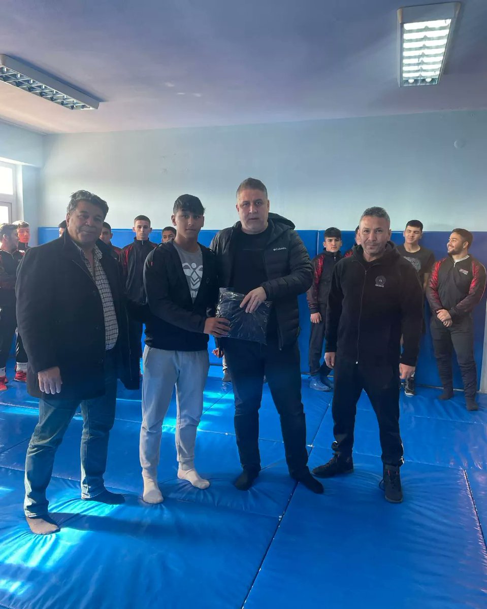 EROLKOCA1's tweet photo. Kumluca Demir Spor Güreş Takımına sponsor olarak, Eşofman takımı yaptıran  iş adamı sayın Emrah ERDOĞAN, a çok Güreş Sporununa yapmış olduğu desteklerinden dolayı teşekkür ederim. @kasapoglu @GSB_Antalya @atayuslu @YGrhan @ibrhmturkis @TGGFederasyonu @sereferoglu46 @TRguresFed https://t.co/G91pYrnMll