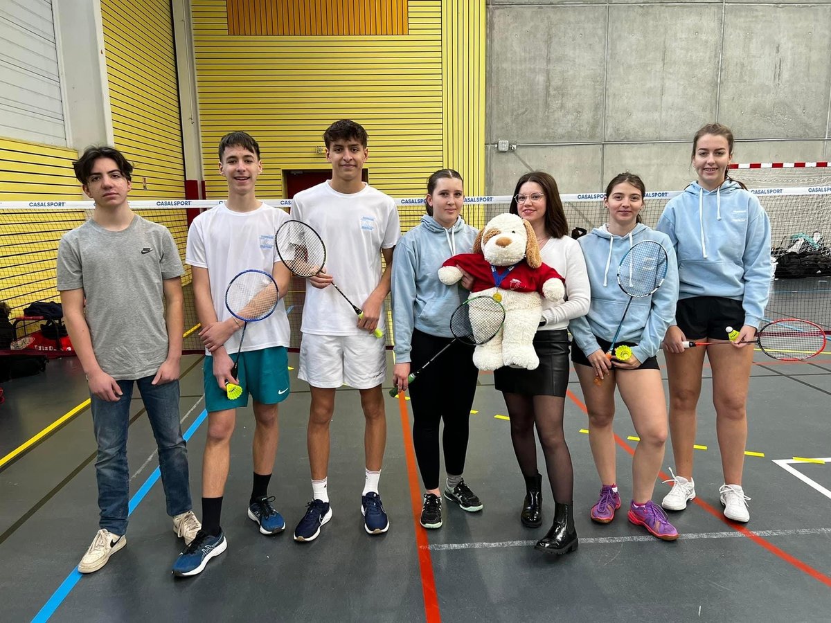 ChatrianLycee's tweet photo. 🏆🏸Médaille d'or 🥇L'équipe de Badminton du Lycée est Championne d'Académie ! 
Après une journée de matchs intenses, nos lycéens  remportent la Médaille d'Or sur un score en finale très serré (100 à 92).  
Et maintenant, en route pour le Championnat de France UNSS à St Etienne. https://t.co/LZMBrIrboR
