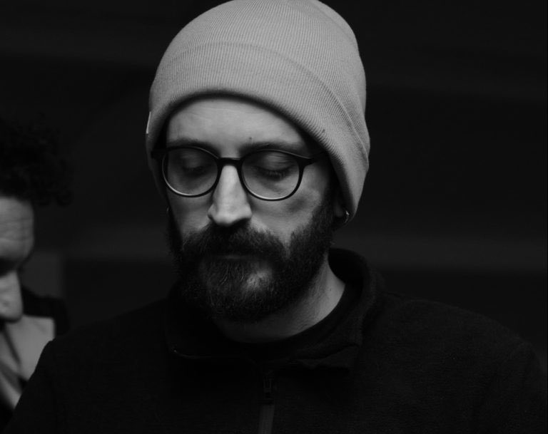 "Söz Kısa Filmcilerde" röportaj serimin 85. haftasında, ERİNÇ DURLANIK (<a href="/erincdurlanik/">E.D</a>) ile DIŞ HATLAR üzerine söyleştim. 

💬 ❝Geçmişten kaçabileceğimizi sanmıyorum❞
🎙️ filmarasidergisi.com/gecmisten-kaca…