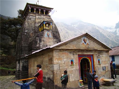 HinduArts's tweet photo. 9. Madhyamaheshwar Temple
Situated in Rudraprayag District, Madhyamaheshwar Temple is one of the five Kedar temples in Uttarakhand. The temple is perched at an altitude of 10,800 feet above sea level. https://t.co/vWAUwEWvla
