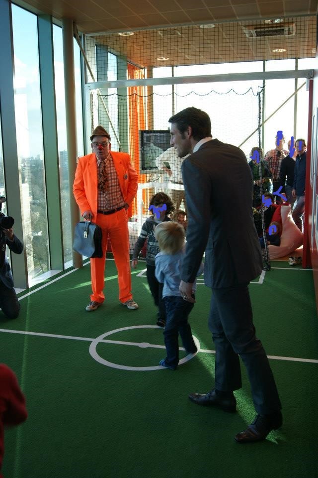 ClownPowie's tweet photo. #Kinderstad en #clownPowie zijn vandaag #jarig, 15 jaar #verbonden, want vanaf de #opening aanwezig! (02-02-2008) De opening was met #PrinsMaurits, foto 1. Bij 100x Powie een #surpriseparty, foto 2. Tevens Powie's #trouwdag met Vera (2013). Dusse ... nu aan het #gebak! ❤️ https://t.co/ayzYJyDTHW