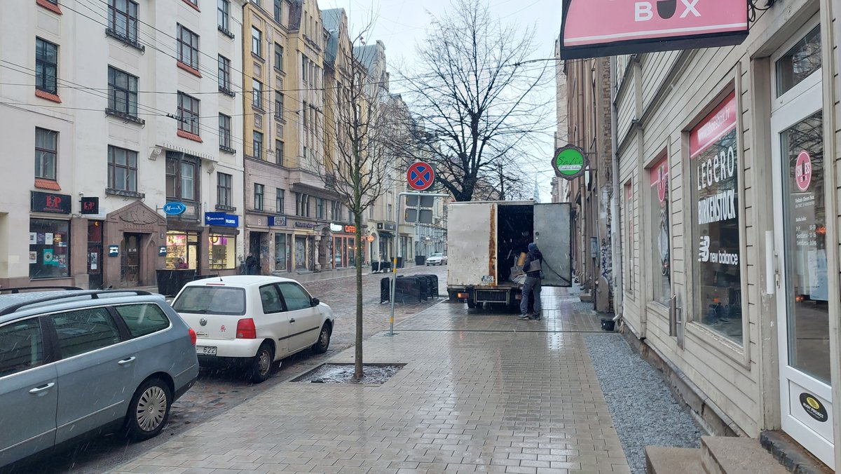 Arturs_L_'s tweet photo. Nav ko gājējiem dīkdieņiem vazāties pa ietvi, kad vīriem ar metāla atkritumiem ir jātaisa bizness. https://t.co/mp4D46fglz