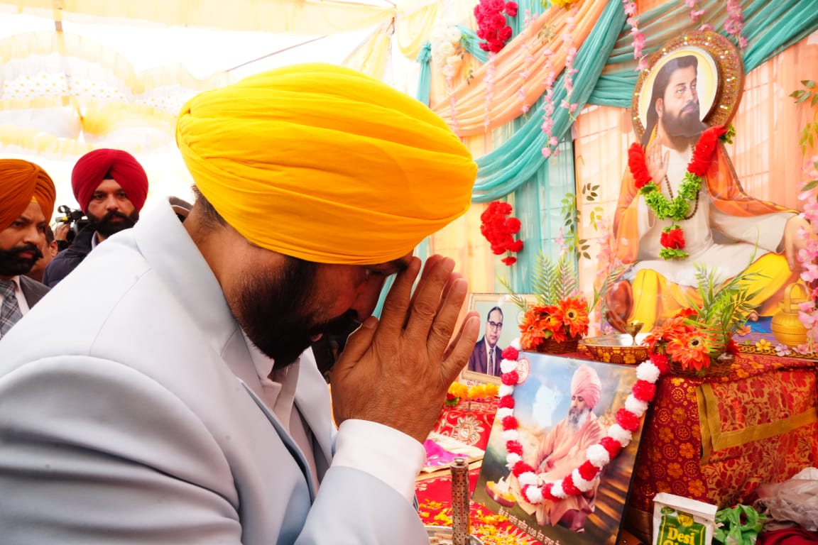 BhagwantMann's tweet photo. ਗੁਰੂ ਰਵਿਦਾਸ ਮਹਾਰਾਜ ਜੀ ਦੇ ਜਨਮ ਦਿਹਾੜੇ ਨੂੰ ਮੁੱਖ ਰੱਖਦੇ ਹੋਏ ਡੇਰਾ ਸੱਚਖੰਡ ਬੱਲਾਂ ਤੋਂ ਬਨਾਰਸ ਲਈ ਰਵਾਨਾ ਹੋਈਆਂ ਰੇਲਗੱਡੀਆਂ ਨੂੰ ਜਲੰਧਰ ਸਟੇਸ਼ਨ ਤੋਂ ਹਰੀ ਝੰਡੀ ਦਿੱਤੀ…

ਸਮੂਹ ਸੰਗਤਾਂ ਨੂੰ ਗੁਰੂ ਰਵਿਦਾਸ ਜੀ ਦੇ ਜਨਮ ਦਿਹਾੜੇ ਦੀਆਂ ਸ਼ੁੱਭਕਾਮਨਾਵਾਂ ਦਿੱਤੀਆਂ…ਪਰਮਾਤਮਾ ਸਭ ਦੀ ਯਾਤਰਾ ਸਫ਼ਲ ਕਰੇ… https://t.co/8jZ5f5NdWD
